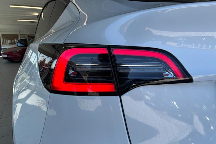 Hvid Tesla Model Y fra 2023