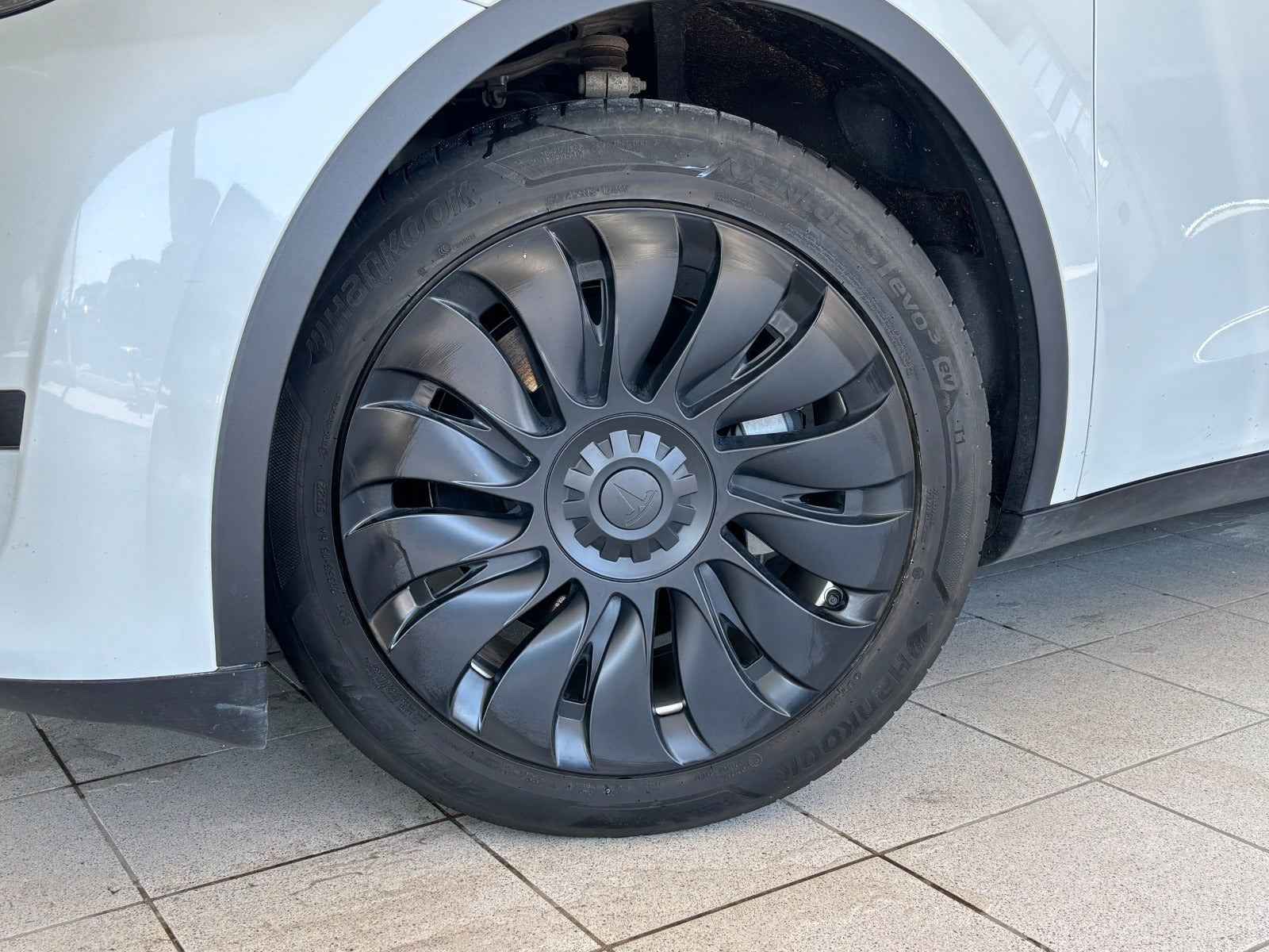 Hvid Tesla Model Y fra 2023