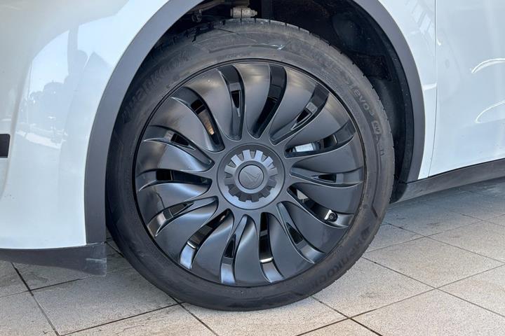 Hvid Tesla Model Y fra 2023