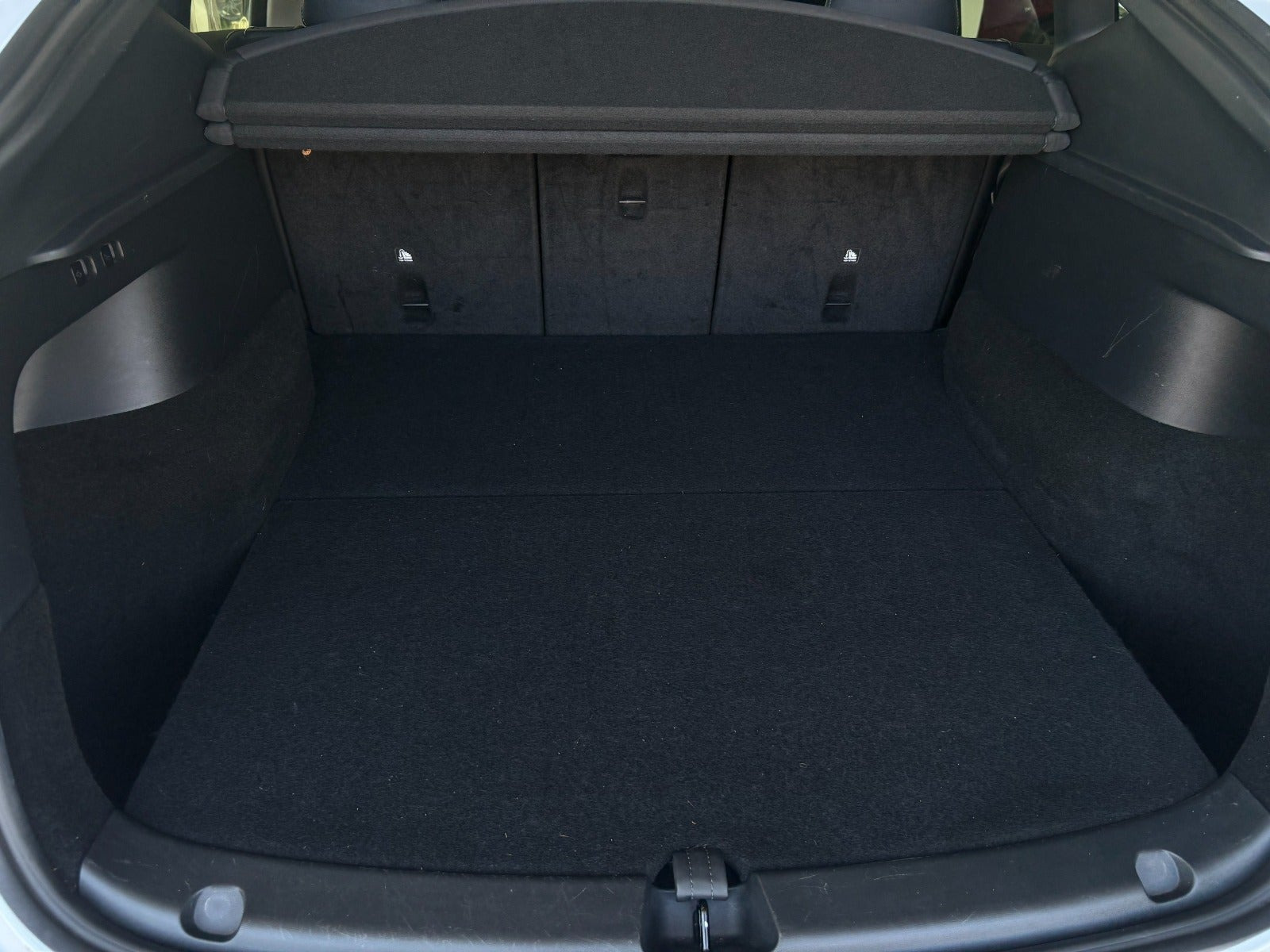 Hvid Tesla Model Y fra 2023