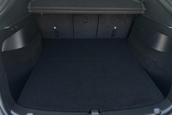 Hvid Tesla Model Y fra 2023