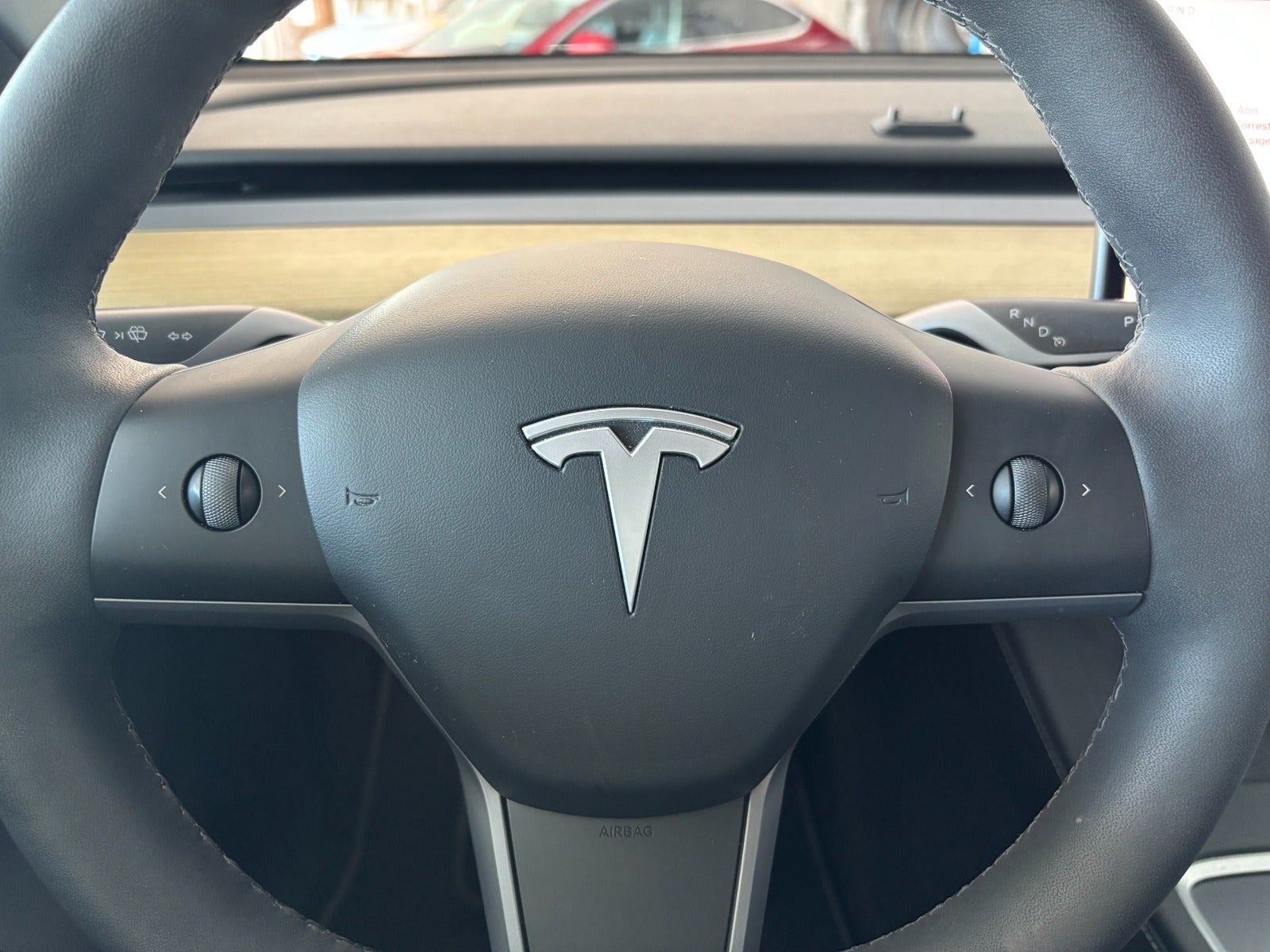 Hvid Tesla Model Y fra 2023