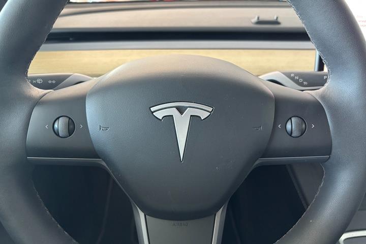 Hvid Tesla Model Y fra 2023