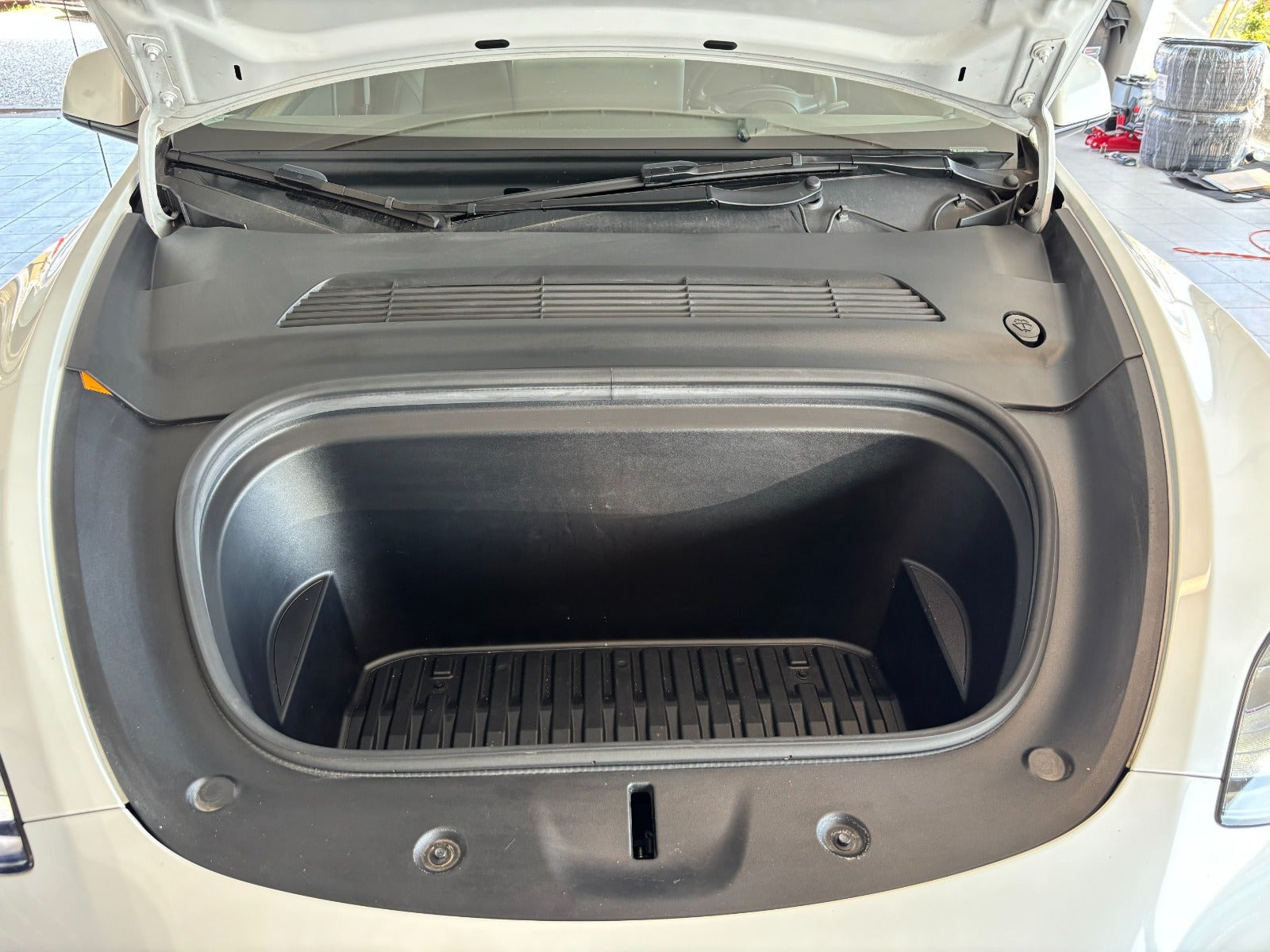 Hvid Tesla Model Y fra 2023