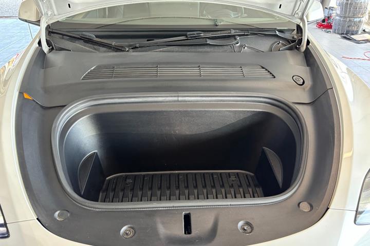 Hvid Tesla Model Y fra 2023