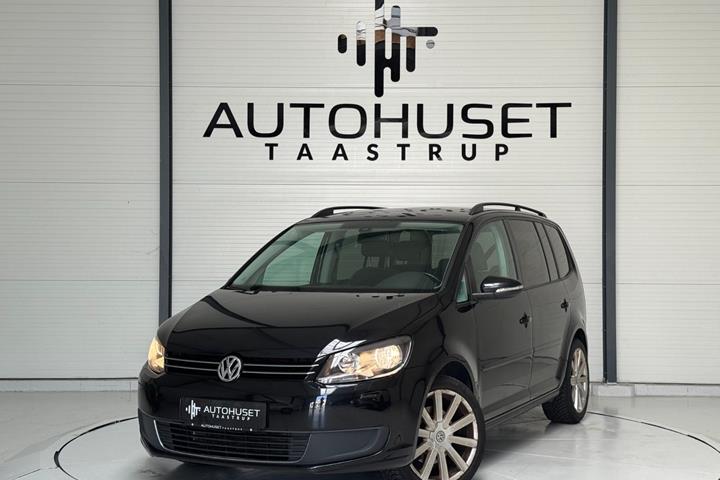 Sort VW Touran fra 2011 set udefra