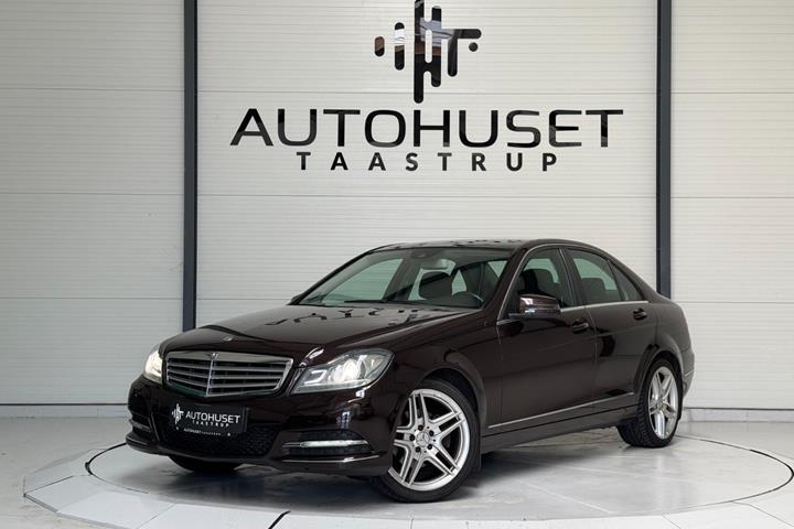 Rød Mercedes C200 fra 2011 set udefra