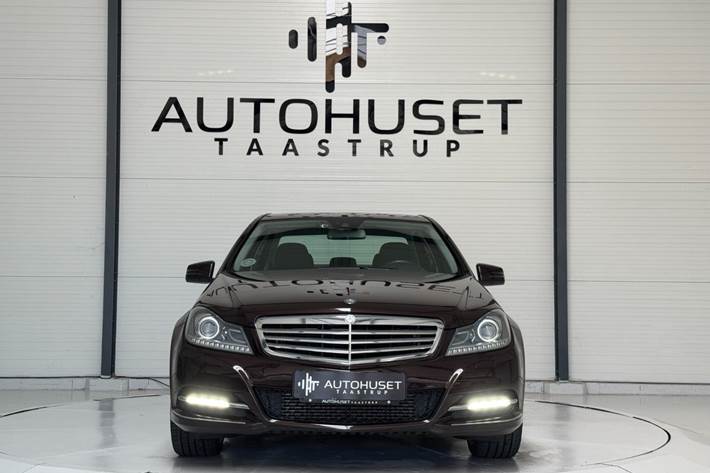 Rød Mercedes C200 fra 2011