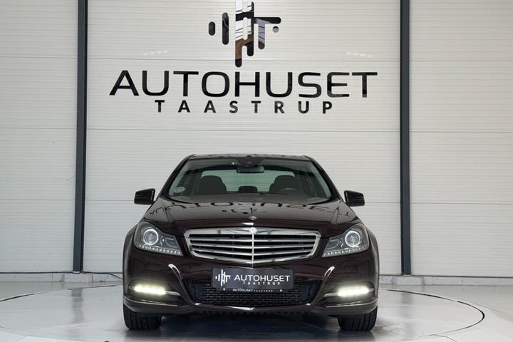 Rød Mercedes C200 fra 2011