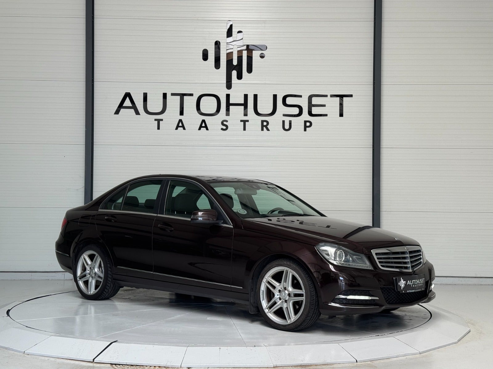 Rød Mercedes C200 fra 2011
