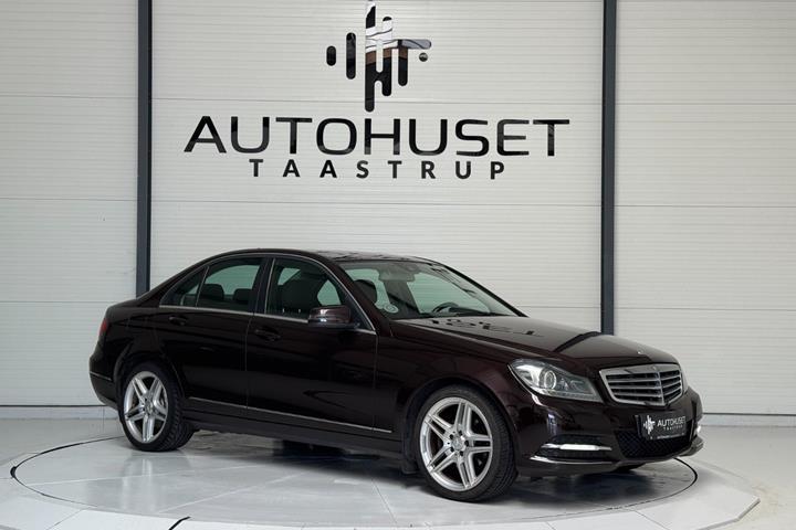 Rød Mercedes C200 fra 2011