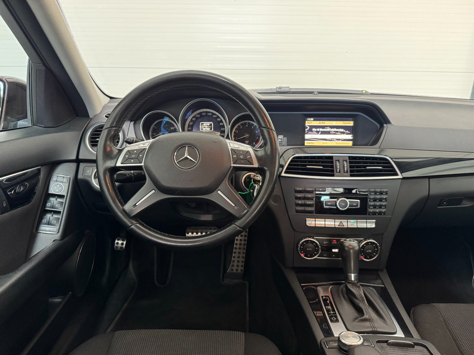 Rød Mercedes C200 fra 2011