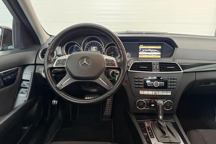 Rød Mercedes C200 fra 2011