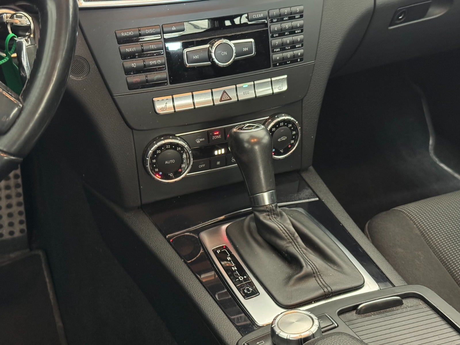 Rød Mercedes C200 fra 2011