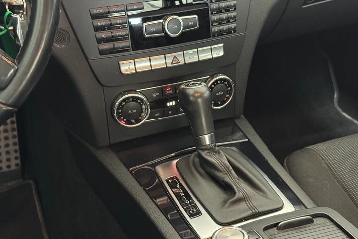 Rød Mercedes C200 fra 2011