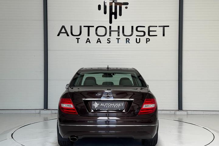 Rød Mercedes C200 fra 2011