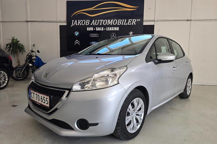 Sølv Peugeot 208 fra 2014 set udefra