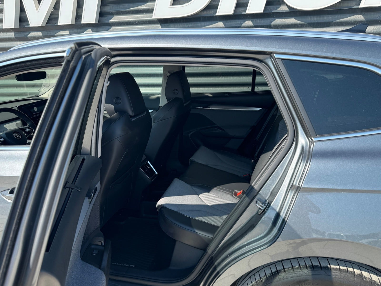 Grå Skoda Enyaq fra 2023