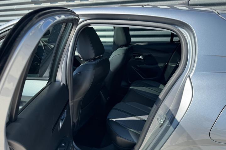 Sølv Peugeot 208 fra 2020