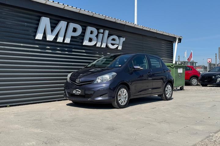 Blå Toyota Yaris fra 2011