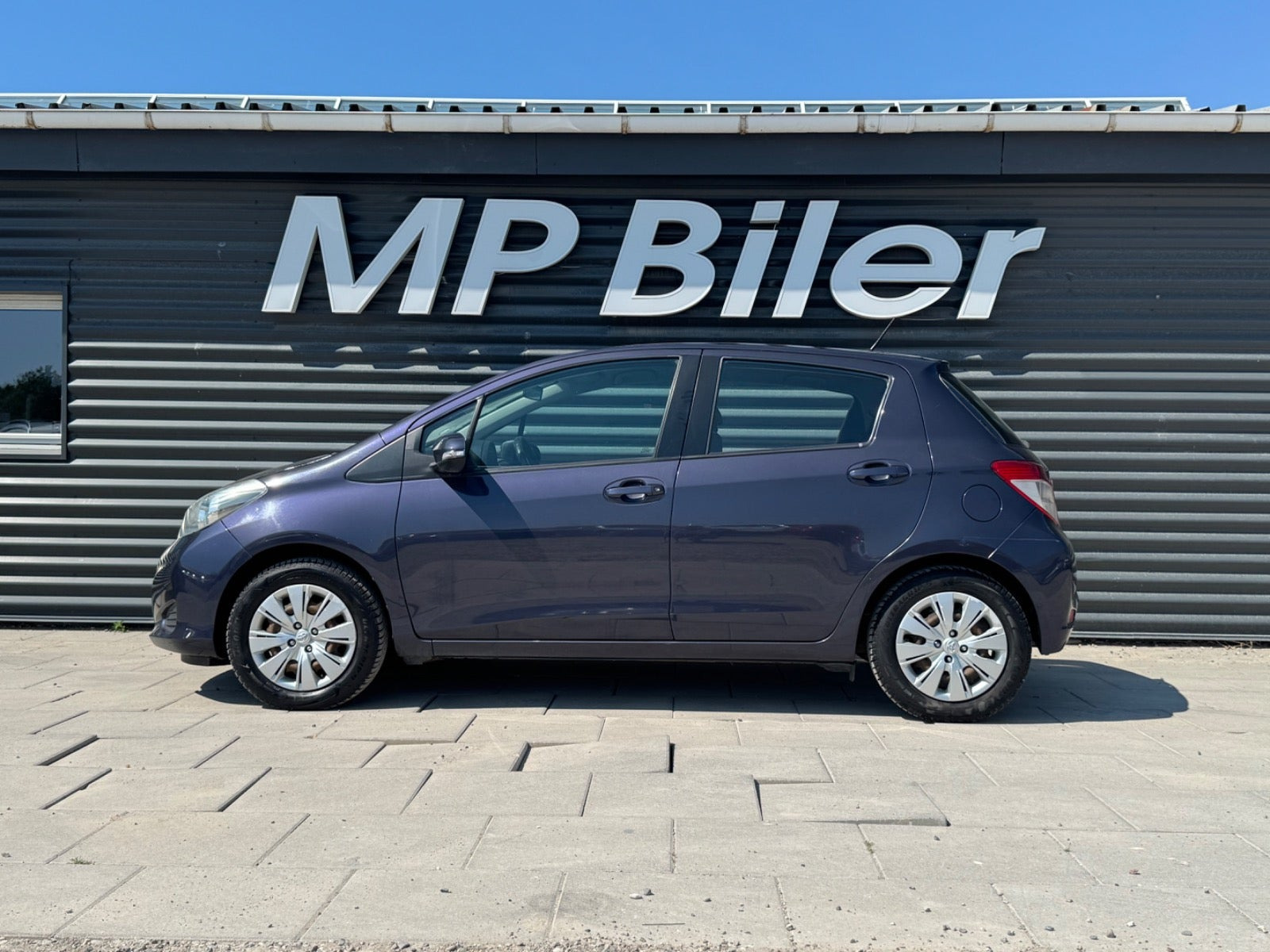 Blå Toyota Yaris fra 2011