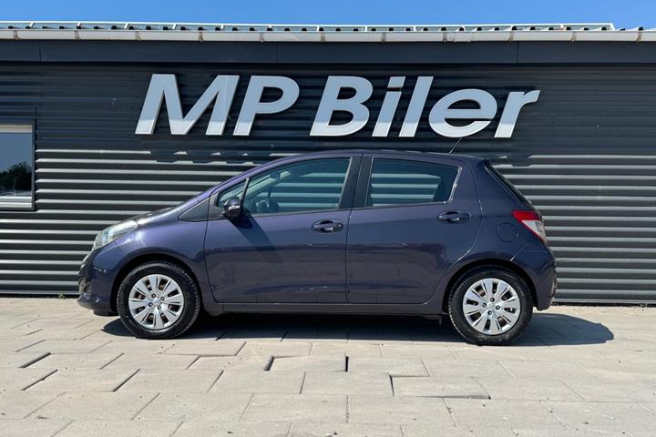Blå Toyota Yaris fra 2011