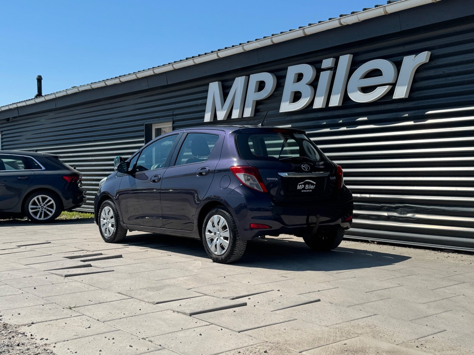 Blå Toyota Yaris fra 2011