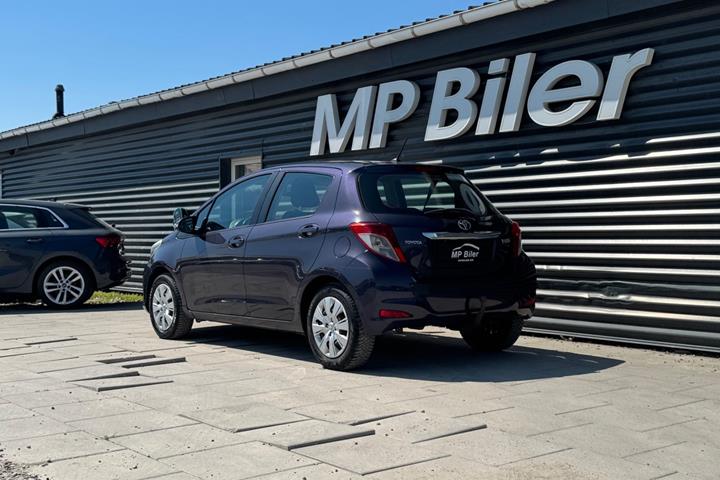 Blå Toyota Yaris fra 2011