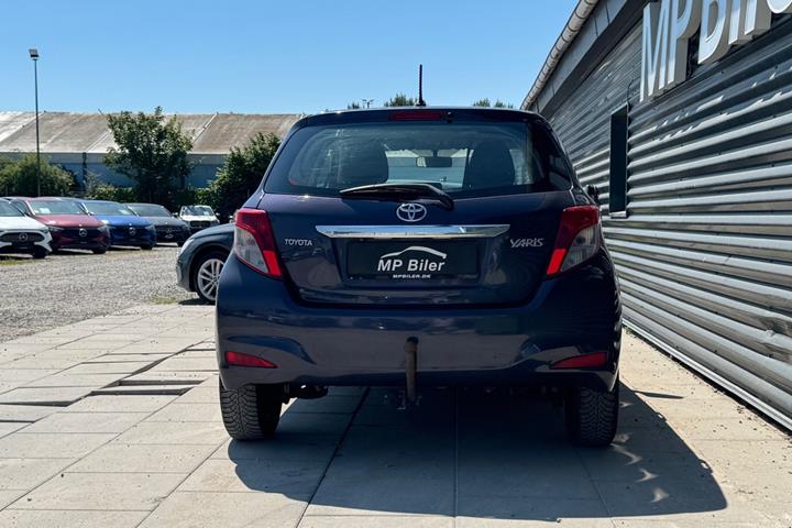 Blå Toyota Yaris fra 2011