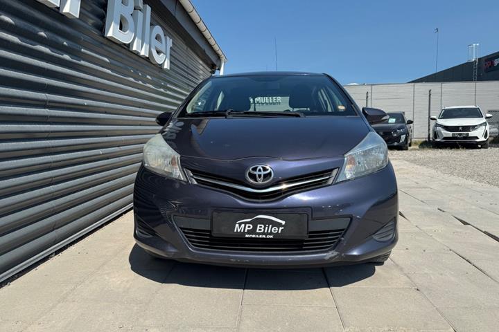 Blå Toyota Yaris fra 2011