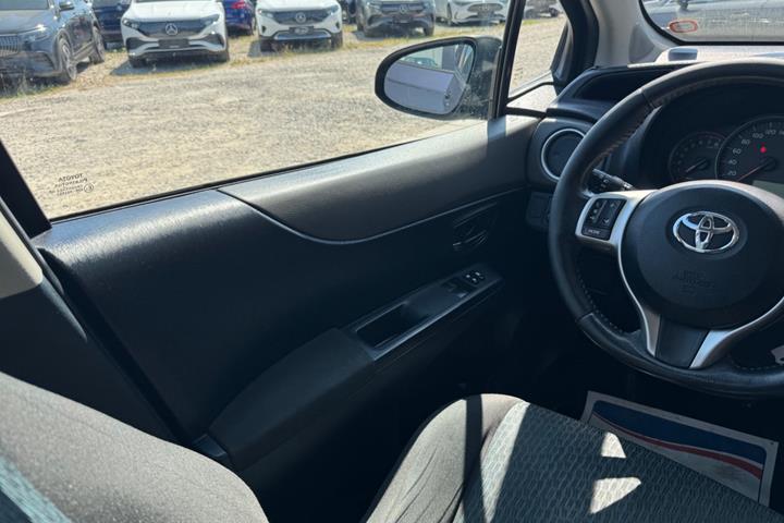 Blå Toyota Yaris fra 2011