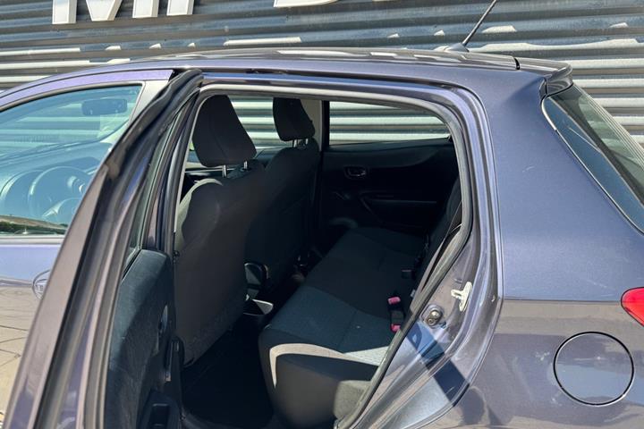 Blå Toyota Yaris fra 2011