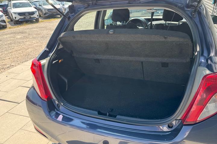 Blå Toyota Yaris fra 2011