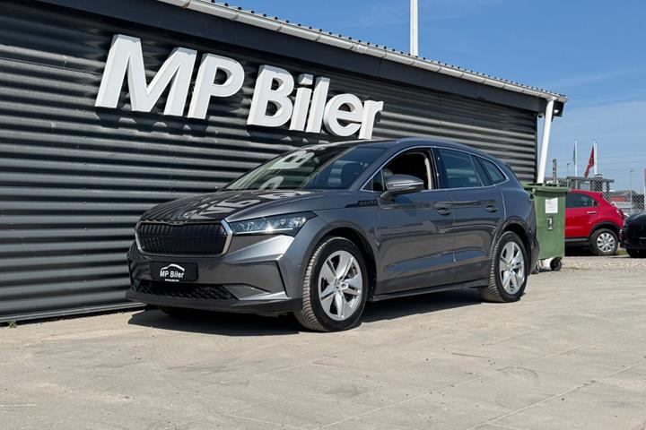 Grå Skoda Enyaq fra 2023 set udefra