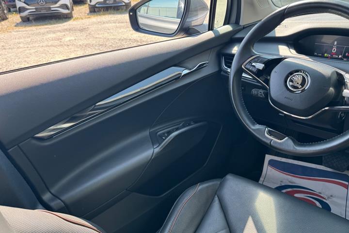 Grå Skoda Enyaq fra 2023