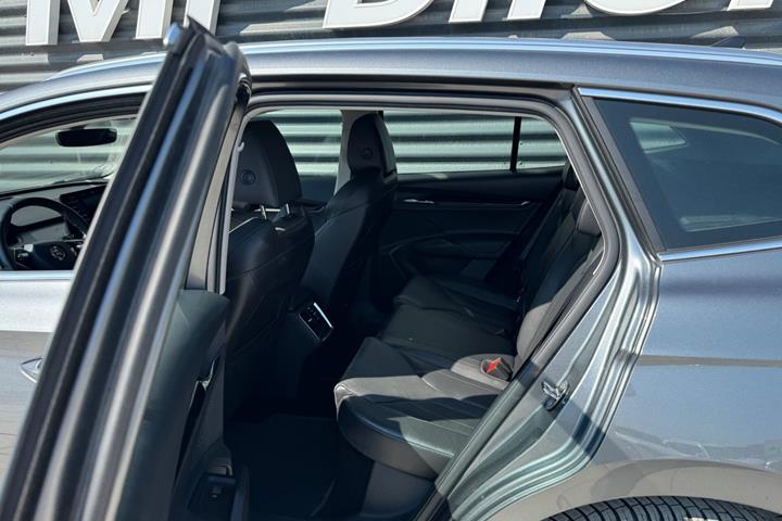 Grå Skoda Enyaq fra 2023