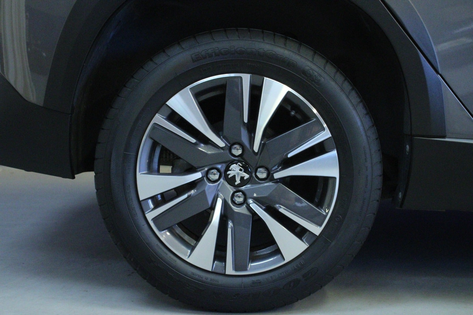 Grå Peugeot 2008 fra 2019