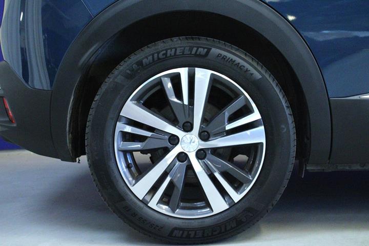Blå Peugeot 3008 fra 2022