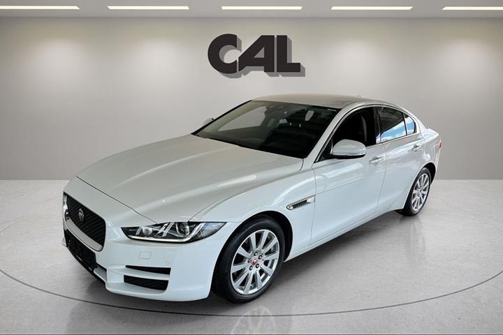 Hvid Jaguar XE fra 2018 set udefra