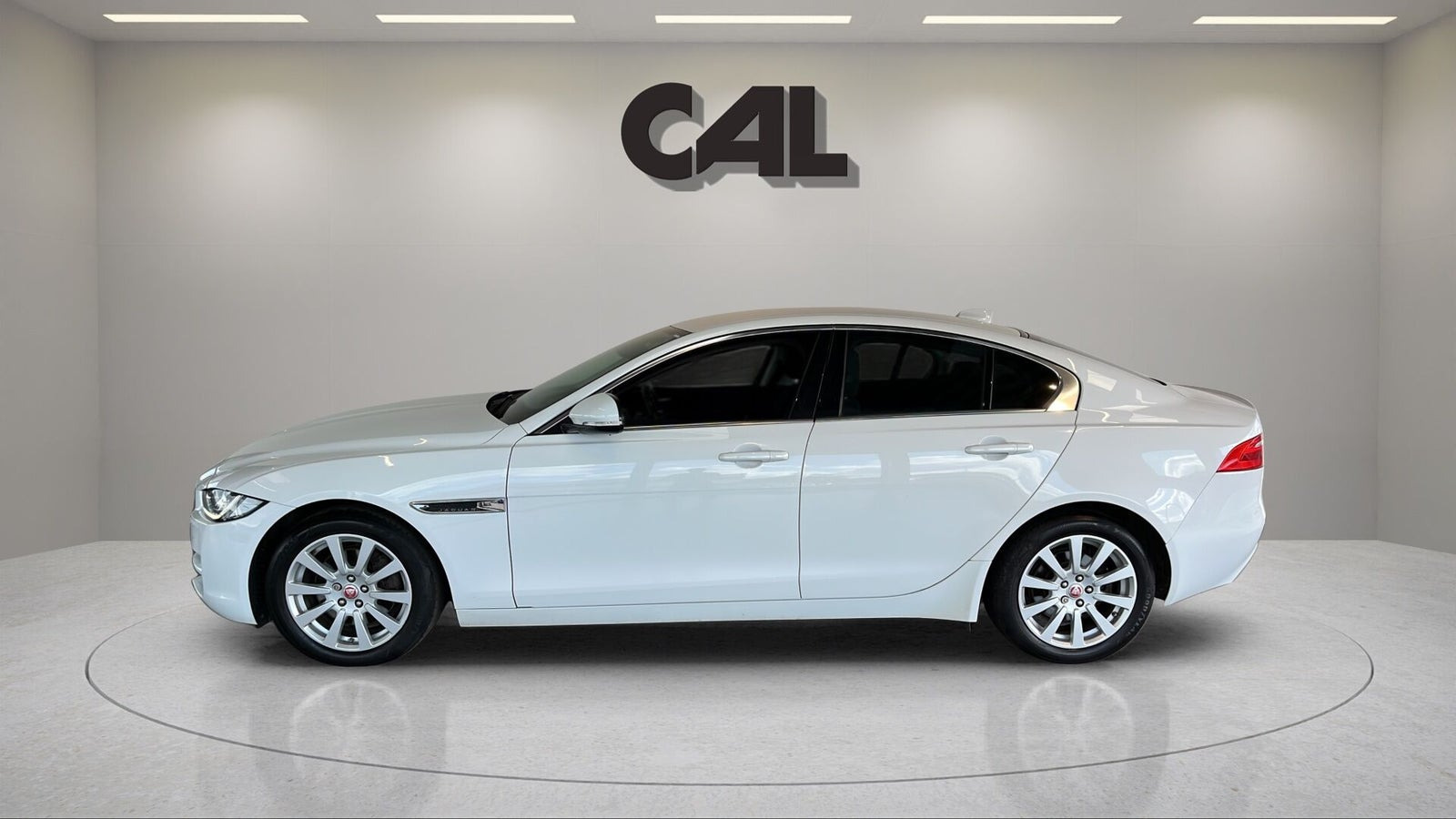 Hvid Jaguar XE fra 2018