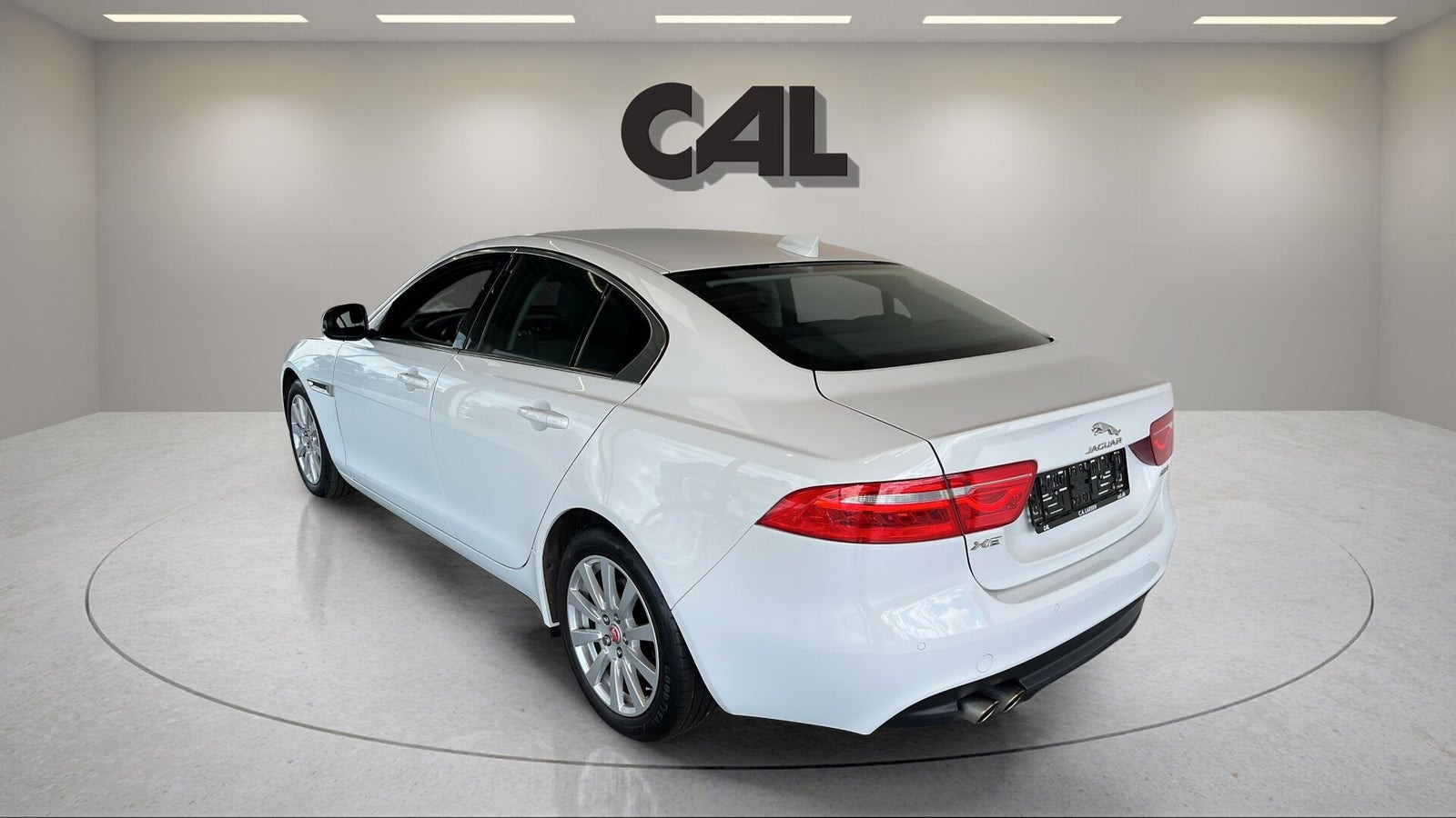 Hvid Jaguar XE fra 2018