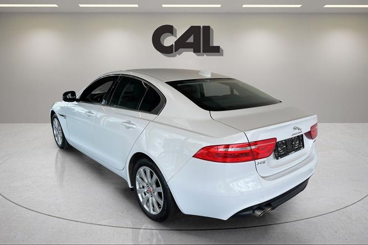 Hvid Jaguar XE fra 2018