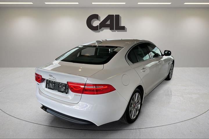 Hvid Jaguar XE fra 2018