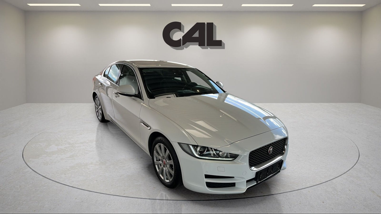 Hvid Jaguar XE fra 2018