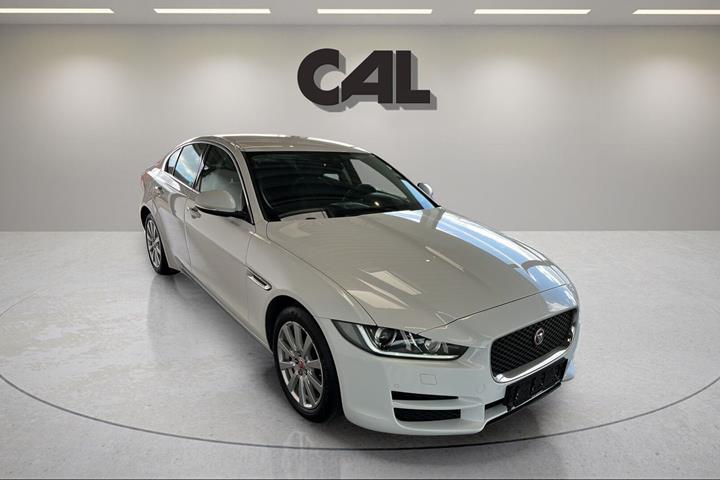 Hvid Jaguar XE fra 2018