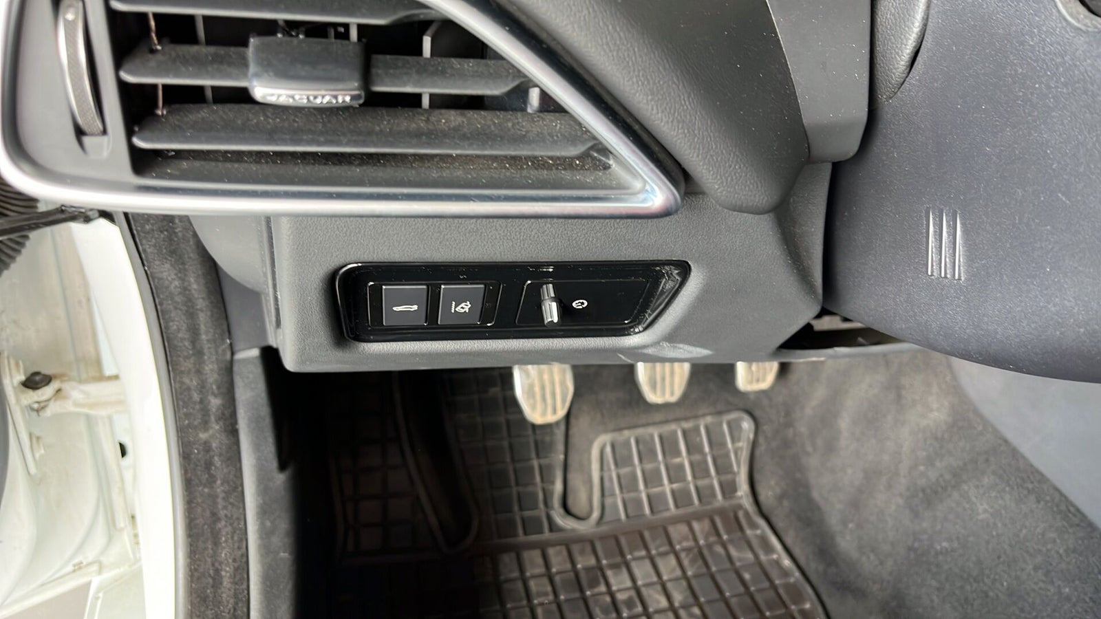 Hvid Jaguar XE fra 2018