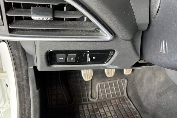 Hvid Jaguar XE fra 2018