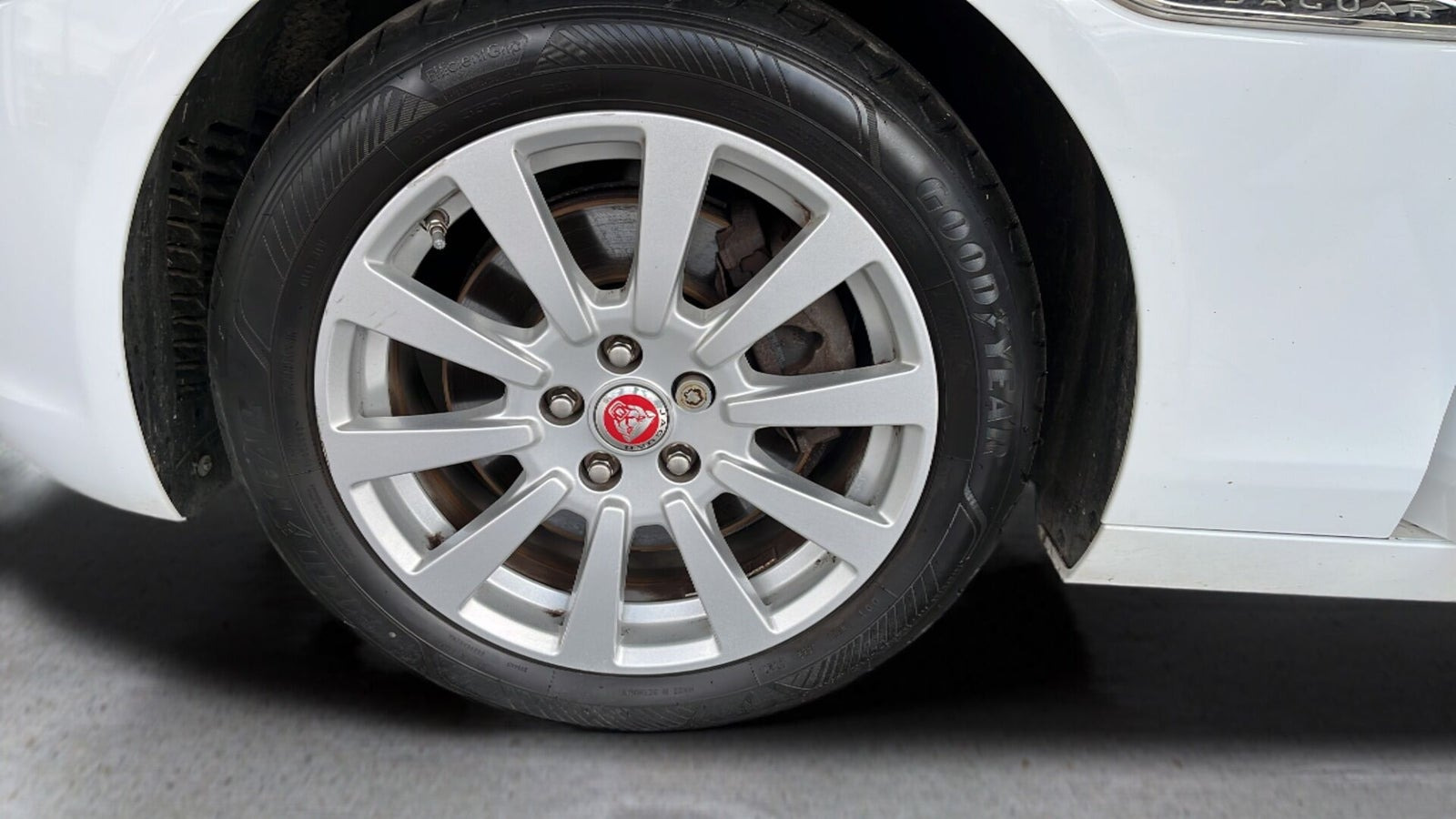Hvid Jaguar XE fra 2018