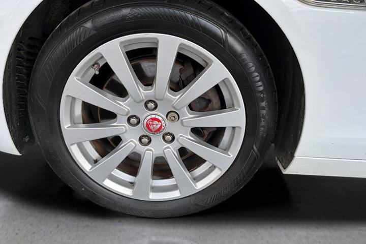 Hvid Jaguar XE fra 2018