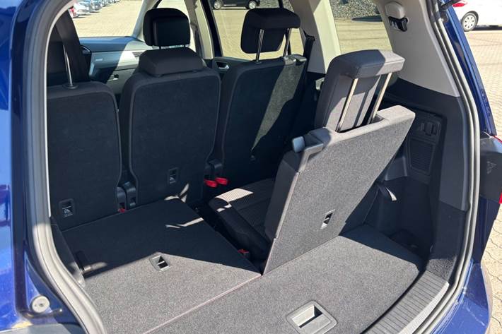 Blå VW Touran fra 2019